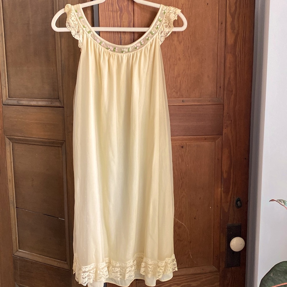 Vintage Lingerie/Nightie. Ivory/Nude color. Aristocrat brand, Sz M.